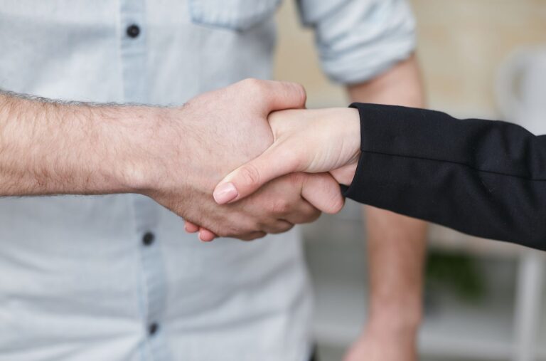 Handschlag zur Bestätigung einer erfolgreichen Zusammenarbeit